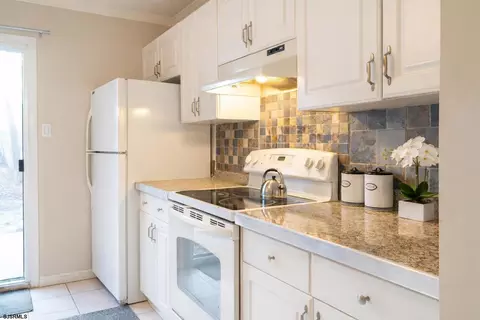 Kitchen - 720 Eagle Point Ct, Absecon, NJ 08205 photo 2 of 2