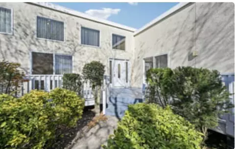 1 Seaside Ct, Margate City, NJ 08402
