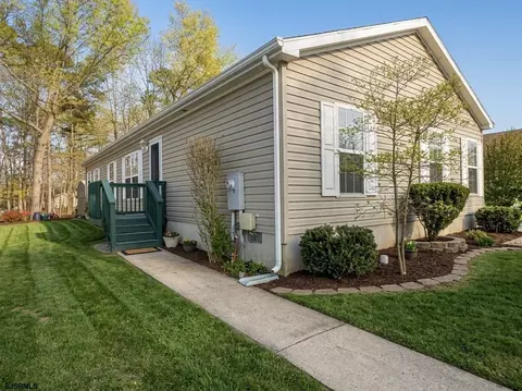 44 Redwood Dr, Hamilton, NJ 08330