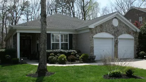 666 Country Club Dr, Egg Harbor City, NJ 08215