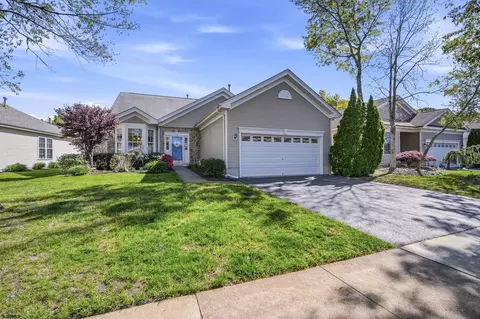 121 Southampton Dr, Galloway, NJ 08205