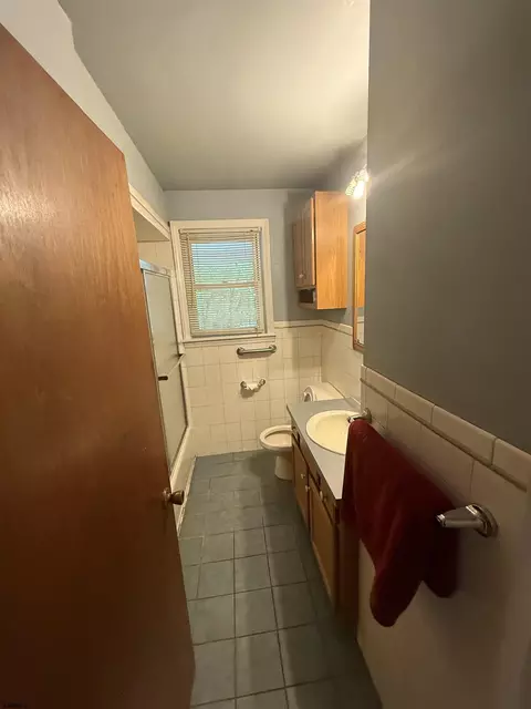 Bath - 650 Grape St, Hammonton, NJ 08037 photo 1 of 4