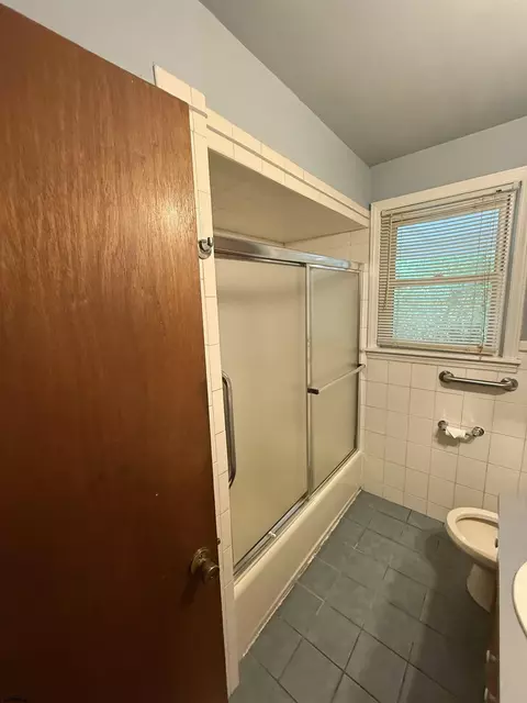 Bath - 650 Grape St, Hammonton, NJ 08037 photo 2 of 4