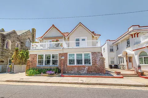 22 S Avolyn Ave, Ventnor City, NJ 08406