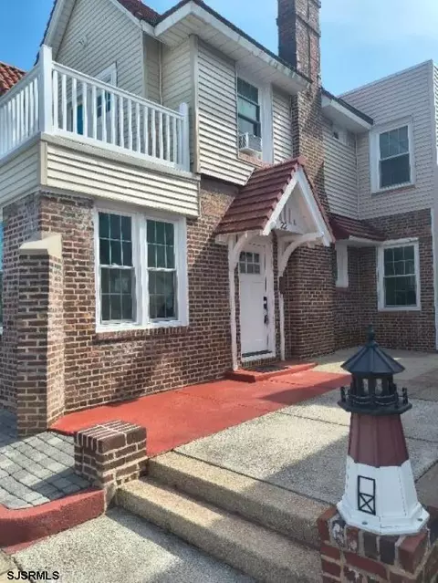 22 S Avolyn Ave, Ventnor City, NJ 08406