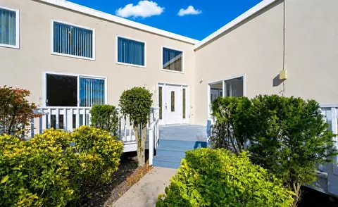 1 Seaside Ct, Margate City, NJ 08402
