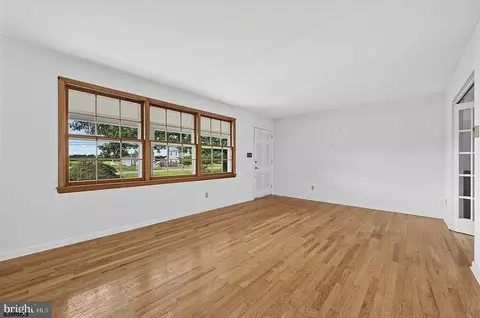 Living - 137 Wheat Rd, Buena, NJ 08310 photo 2 of 6