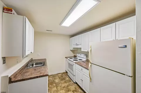 Kitchen - 178 Meadow Ridge Rd #178, Smithville, NJ 08205 photo 1 of 4