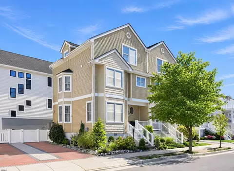 23 N Adams Ave, Margate City, NJ 08402