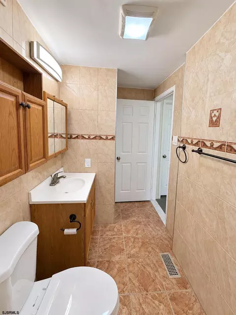 Bath - 314 E Oakbourne Ave, Galloway, NJ 08205 photo 2 of 4