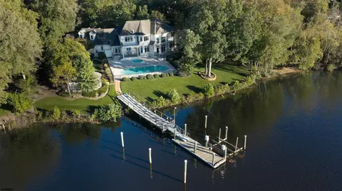 225 Old River Rd, Hamilton, NJ 08330