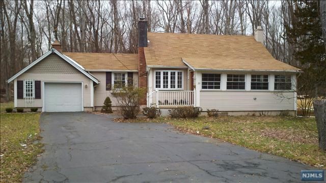 18 Laurel Dr, Wayne, NJ 07470 photo 1
