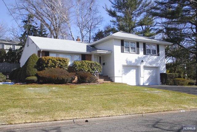 42 Stuart Pl, Oradell, NJ 07649 photo 1