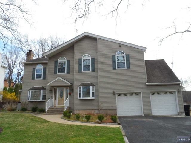 144 Greglawn Dr, Paramus, NJ 07652 photo 1