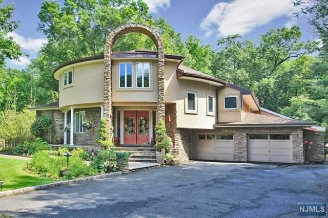 290 Dunkerhook Rd, Paramus, NJ 07652 photo 1