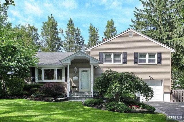 17 Gilbert Ave, Paramus, NJ 07652 photo 1