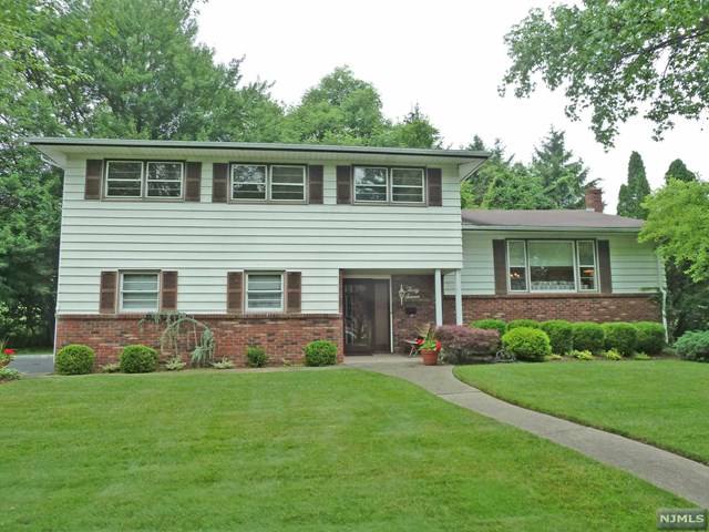 37 Brown Cir, Paramus, NJ 07652 photo 1