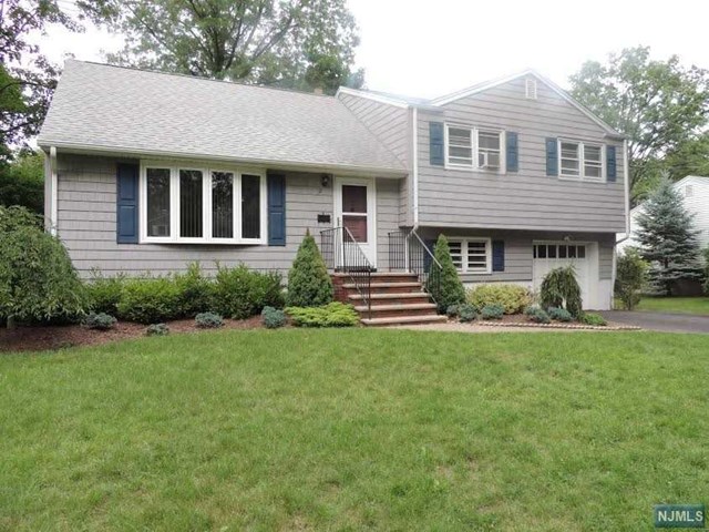 11 Hampshire Rd, Paramus, NJ 07652 photo 1
