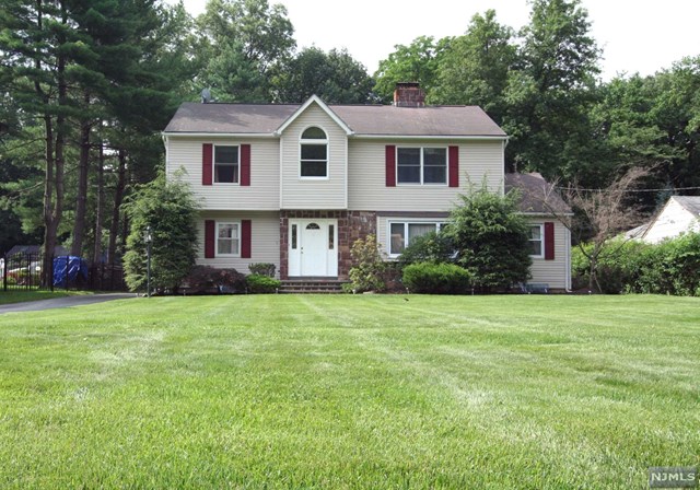278 Dunkerhook Rd, Paramus, NJ 07652 photo 1