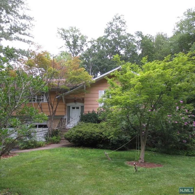 332 Briarcliff Ln, Paramus, NJ 07652 photo 1