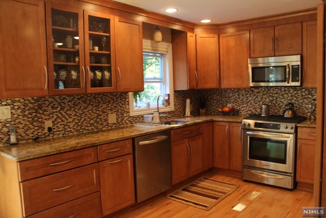 66 Hemlock Dr, Paramus, NJ 07652 photo 1