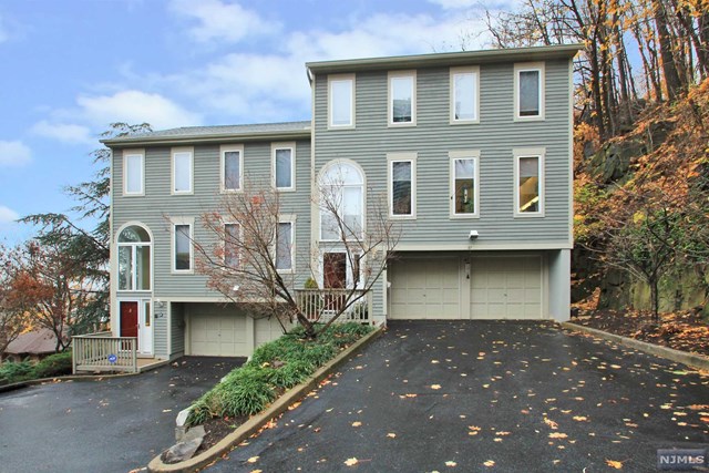 37 Hooks Ln, Edgewater, NJ 07020 photo 1