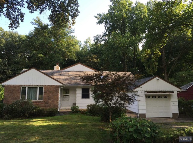 282 Dunkerhook Rd, Paramus, NJ 07652 photo 1