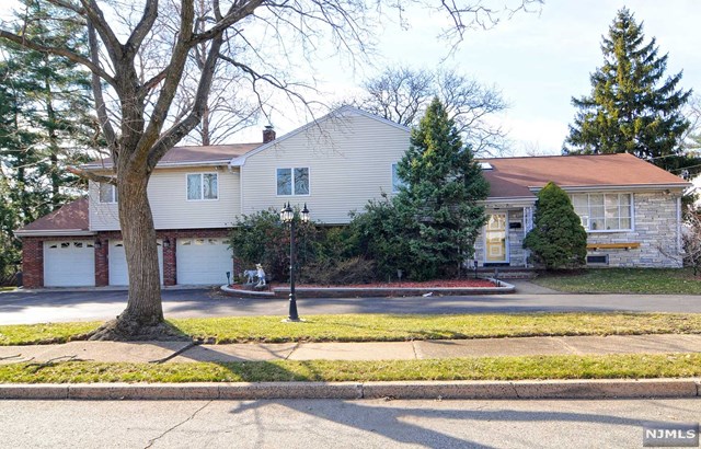 711 Sandor Ct, Paramus, NJ 07652 photo 1