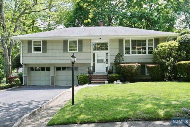 150 Kennedy Ct, Paramus, NJ 07652 photo 1