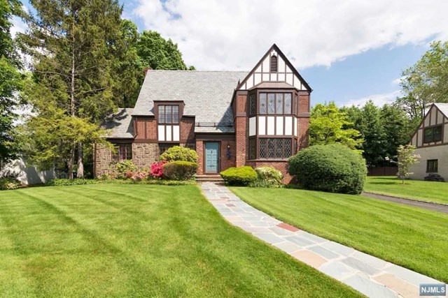 356 Maple Hill Dr, Hackensack, NJ 07601 photo 1
