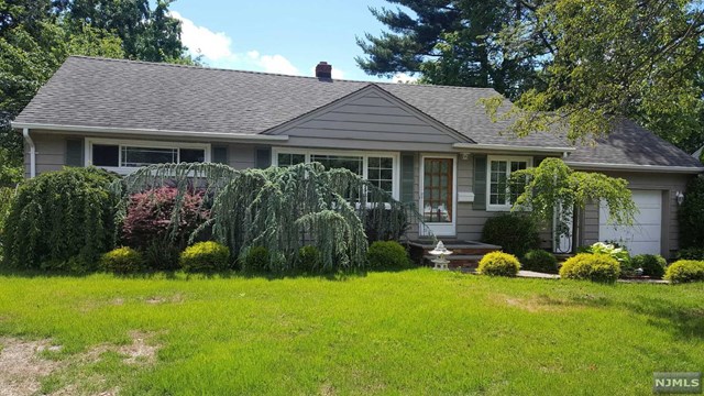 735 Galda Rd, Paramus, NJ 07652 photo 1