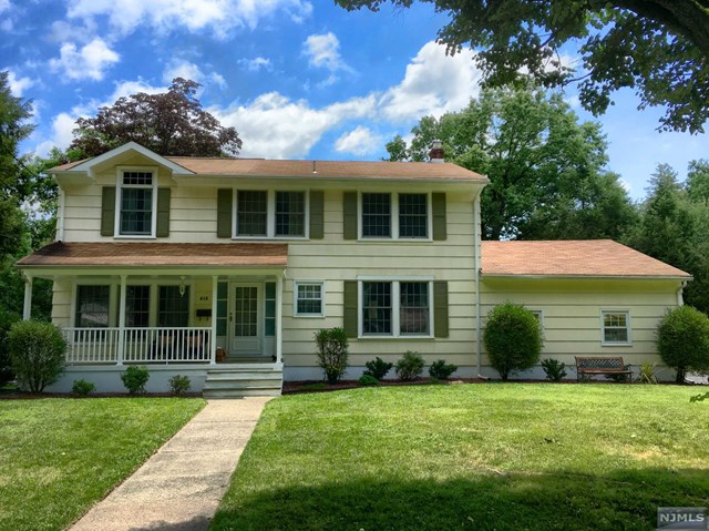 618 Mazur Ave, Paramus, NJ 07652 photo 1