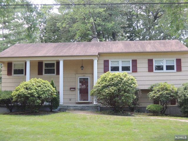 274 Colby Pl, Paramus, NJ 07652 photo 1