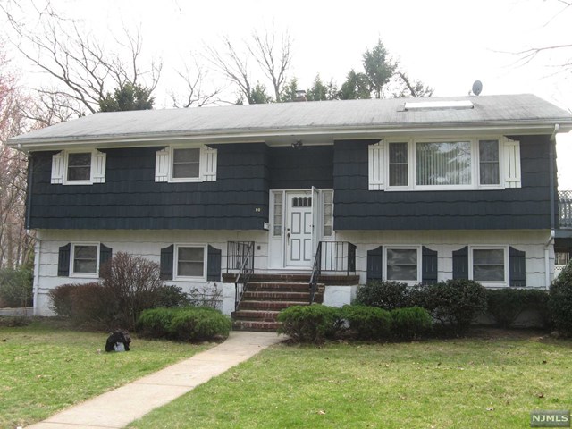 80 Iona Pl, Paramus, NJ 07652 photo 1