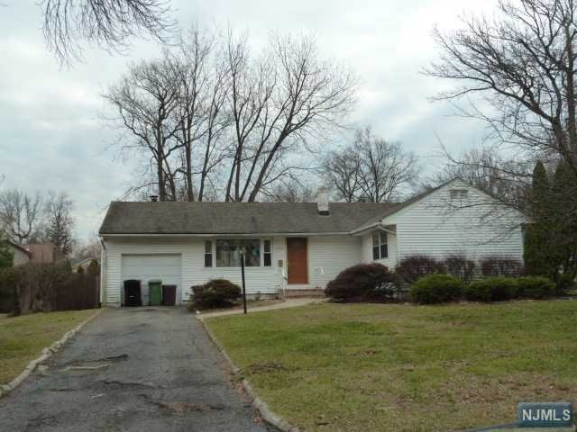 220 Vivien Ct, Paramus, NJ 07652 photo 1