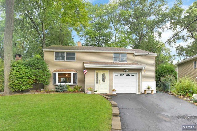 8 Macgregor Ct, Waldwick, NJ 07463 photo 1