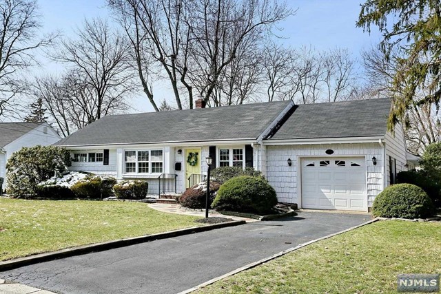 759 Galda Rd, Paramus, NJ 07652 photo 1