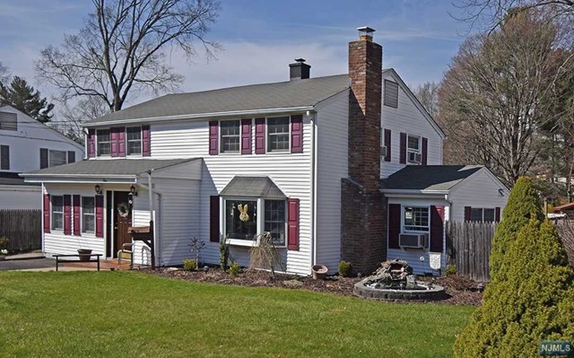 9 Stuart St, Waldwick, NJ 07463 photo 1