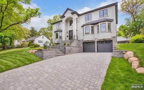340 Maplewood Dr, Paramus, NJ 07652 photo 1