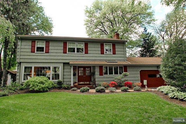 14 Vermont Dr, Paramus, NJ 07652 photo 1