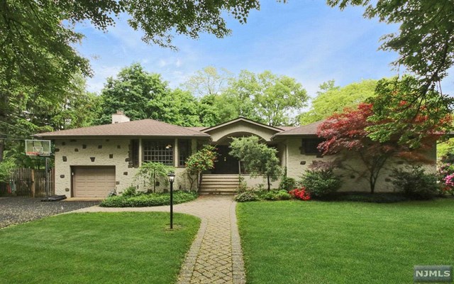 586 Mazur Ave, Paramus, NJ 07652 photo 1
