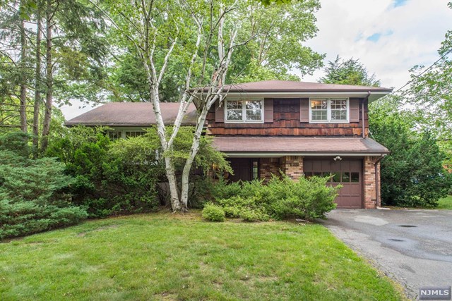 157 Ivanhoe Dr, Paramus, NJ 07652 photo 1