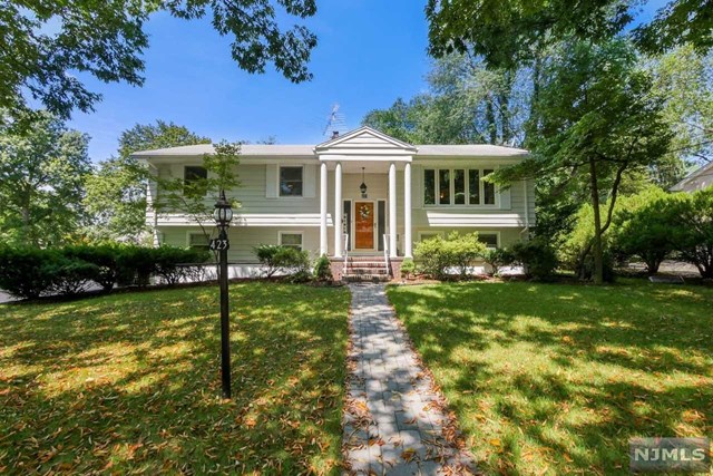 423 Yuhas Dr, Paramus, NJ 07652 photo 1