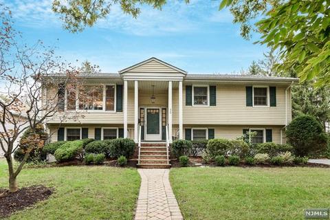 439 Yuhas Dr, Paramus, NJ 07652 photo 1