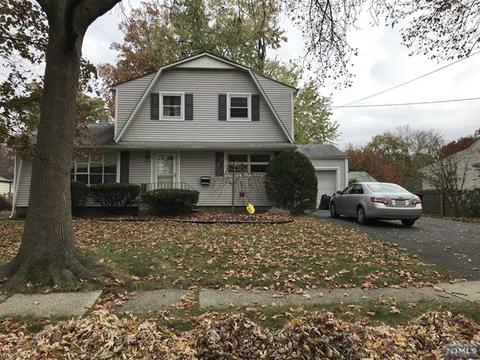624 Alberta Dr, Paramus, NJ 07652 photo 1