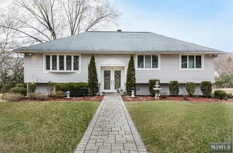 585 Mazur Ave, Paramus, NJ 07652 photo 1