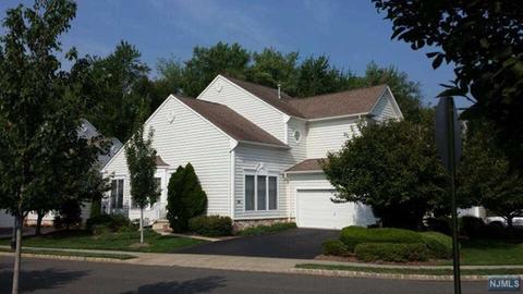 55 Thistle Dr, Paramus, NJ 07652 photo 1