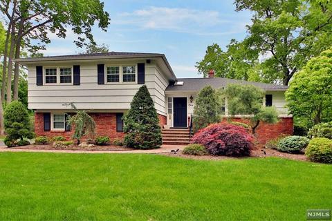 1 Aster Ct, Paramus, NJ 07652 photo 1