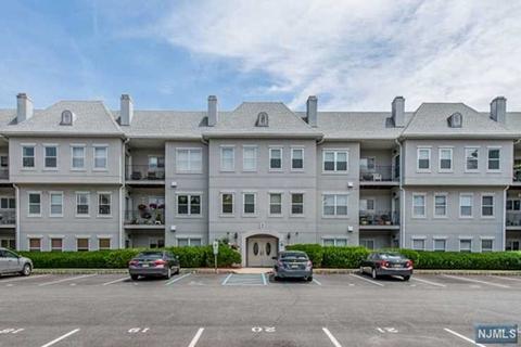 414 Brittany Dr, Wayne, NJ 07470 photo 1