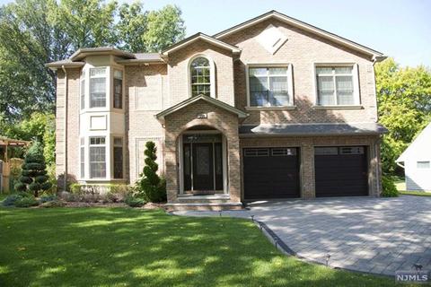 399 Willard Rd, Paramus, NJ 07652 photo 1